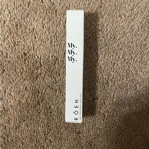 Róen liquid lip balm in the shade Scout